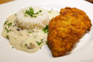 Frango a milanesa também faz parte do cardápio (Foto: Divulgação)