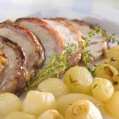 Peito de peru assado com cebolinha pérola e molho de vinho e ervas