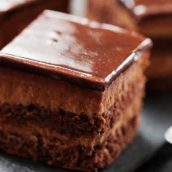 Bolo de chocolate com pudim de leite condensado